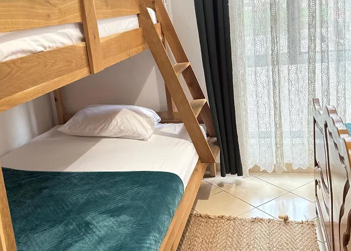 Family House & Free Parking Golem, Durres Apartment