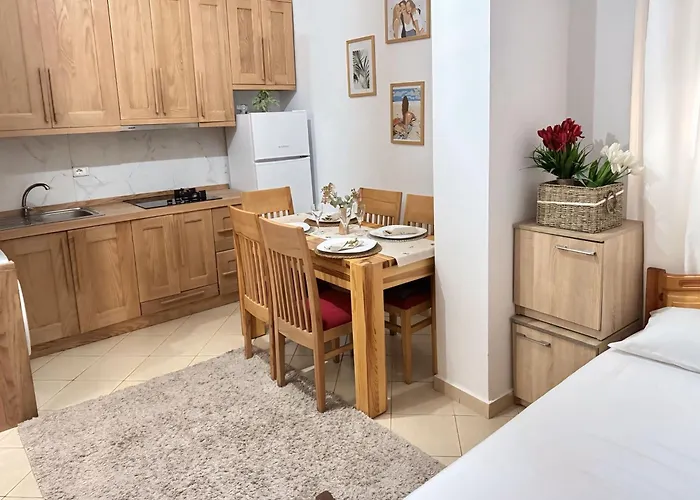 Family House & Free Parking Golem, Durres Apartment